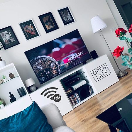 E1 Luxury Oldtown Apt - 2X Parking, Foodstore, Pcscreen, Netflix, Unlimited Music, Crib, Babychair, Fastwifi, Aircon Kosice Exterior photo