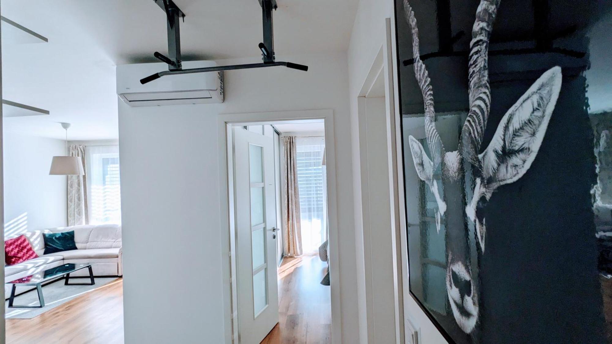 E1 Luxury Oldtown Apt - 2X Parking, Foodstore, Pcscreen, Netflix, Unlimited Music, Crib, Babychair, Fastwifi, Aircon Kosice Exterior photo