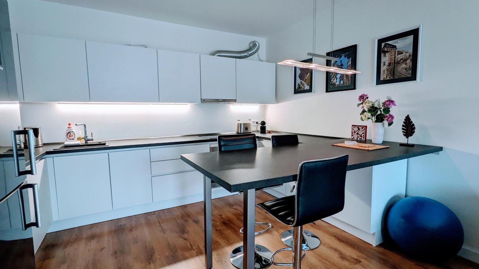 E1 Luxury Oldtown Apt - 2X Parking, Foodstore, Pcscreen, Netflix, Unlimited Music, Crib, Babychair, Fastwifi, Aircon Kosice Exterior photo