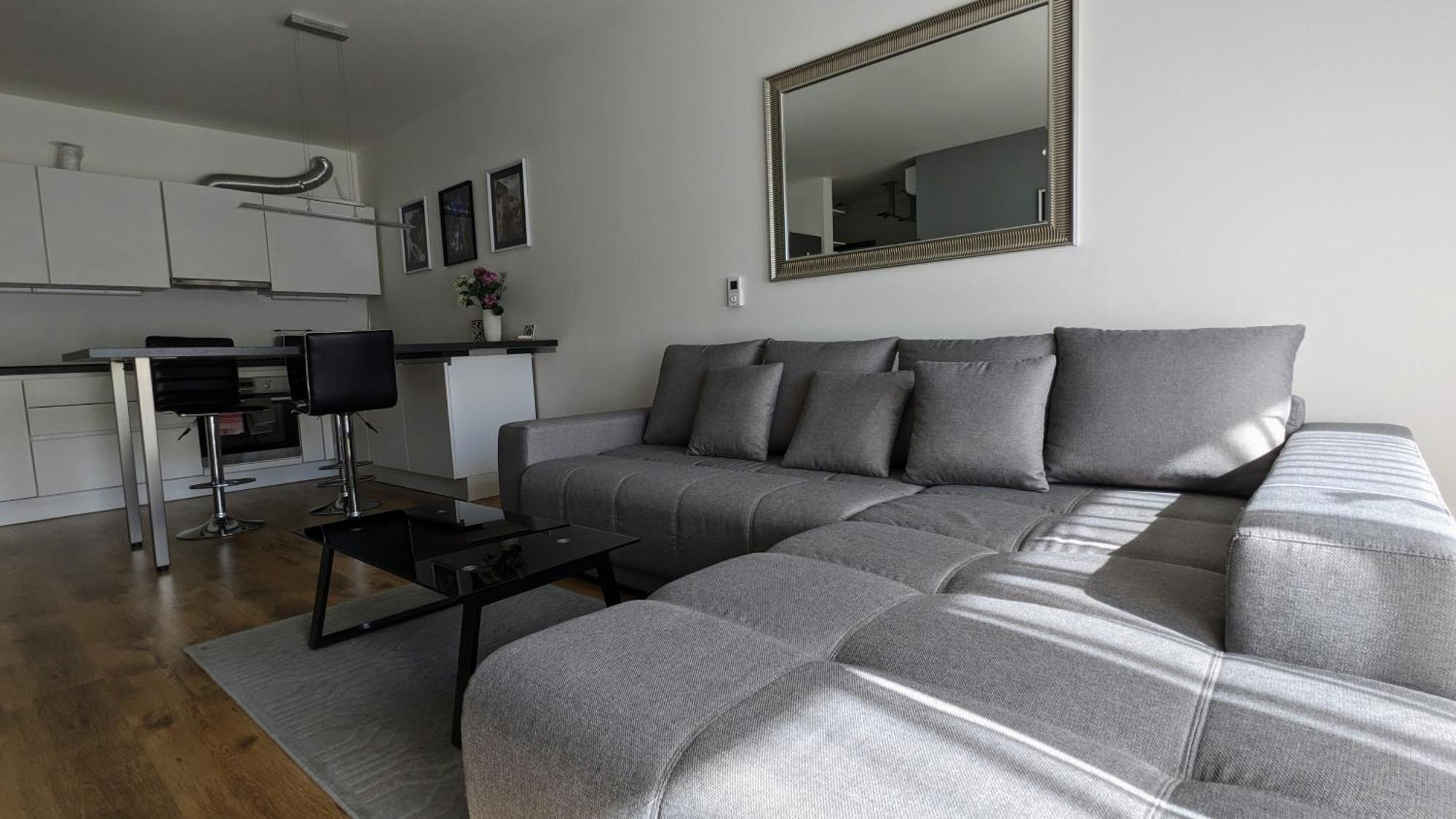 E1 Luxury Oldtown Apt - 2X Parking, Foodstore, Pcscreen, Netflix, Unlimited Music, Crib, Babychair, Fastwifi, Aircon Kosice Exterior photo