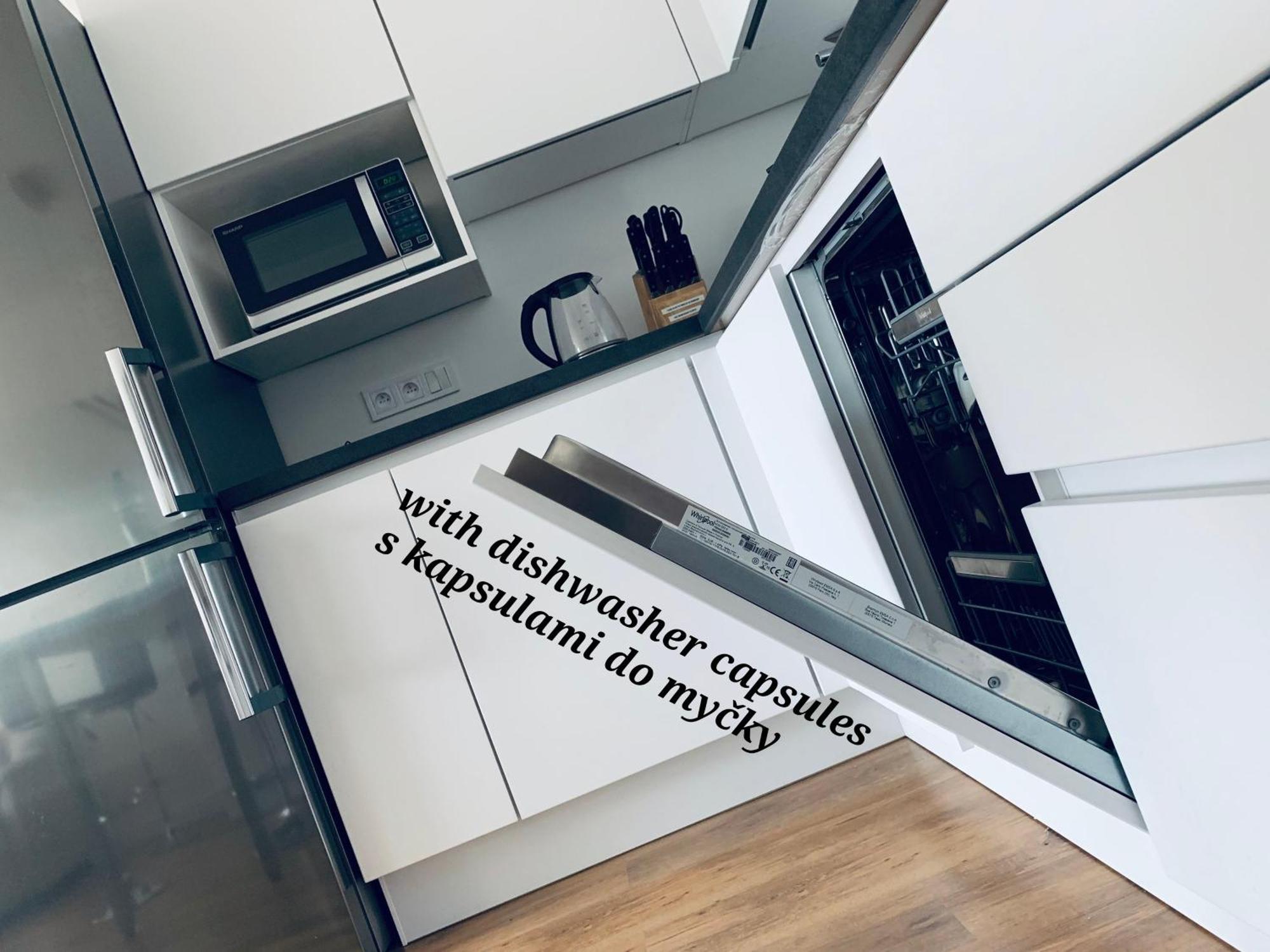 E1 Luxury Oldtown Apt - 2X Parking, Foodstore, Pcscreen, Netflix, Unlimited Music, Crib, Babychair, Fastwifi, Aircon Kosice Exterior photo