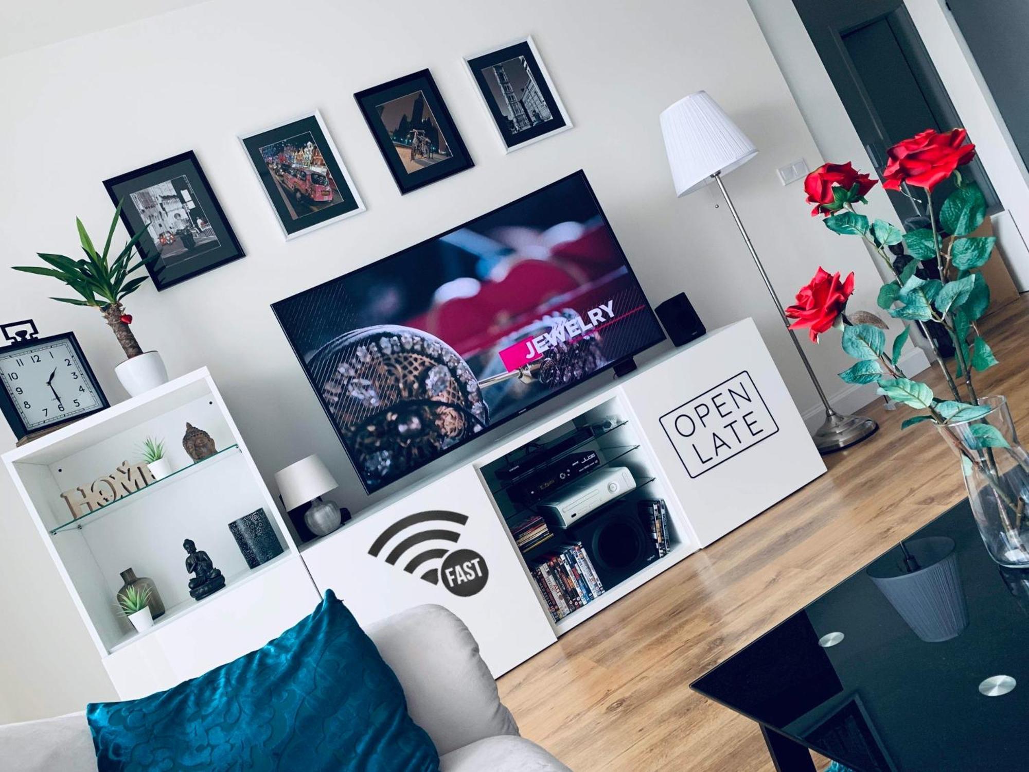 E1 Luxury Oldtown Apt - 2X Parking, Foodstore, Pcscreen, Netflix, Unlimited Music, Crib, Babychair, Fastwifi, Aircon Kosice Exterior photo