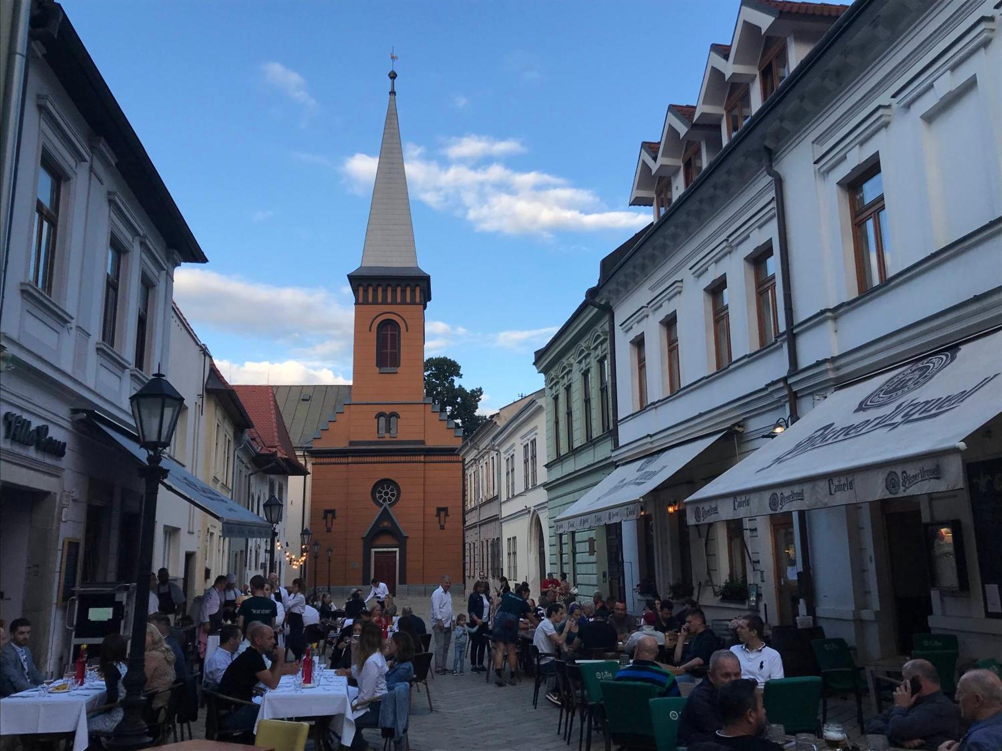 E1 Luxury Oldtown Apt - 2X Parking, Foodstore, Pcscreen, Netflix, Unlimited Music, Crib, Babychair, Fastwifi, Aircon Kosice Exterior photo